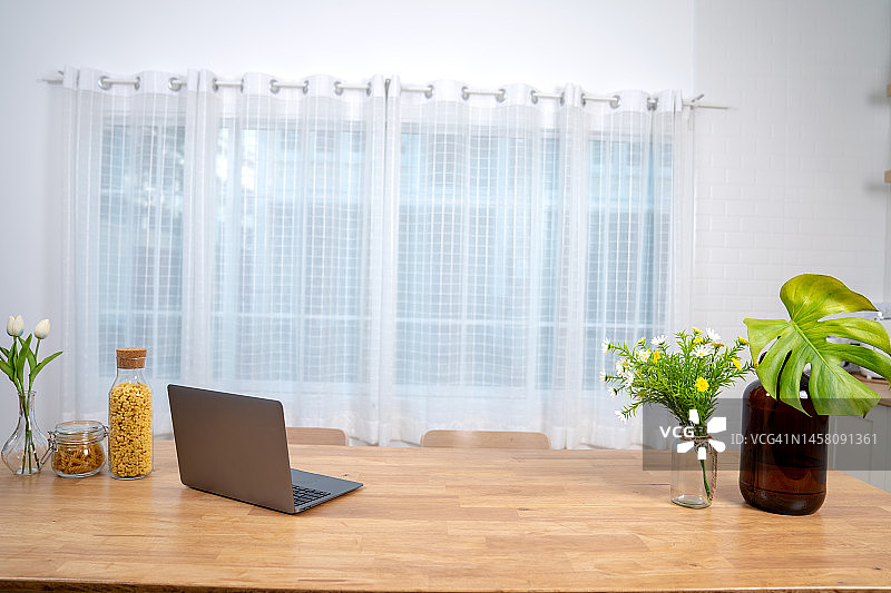 家里的笔记本电脑工作台图片素材