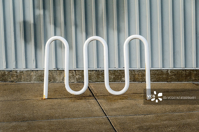 街上的抽象自行车停车架图片素材