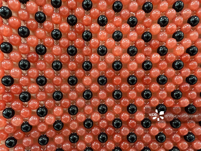 以重复图案串起来的黑色和红色圆形珠子图片素材