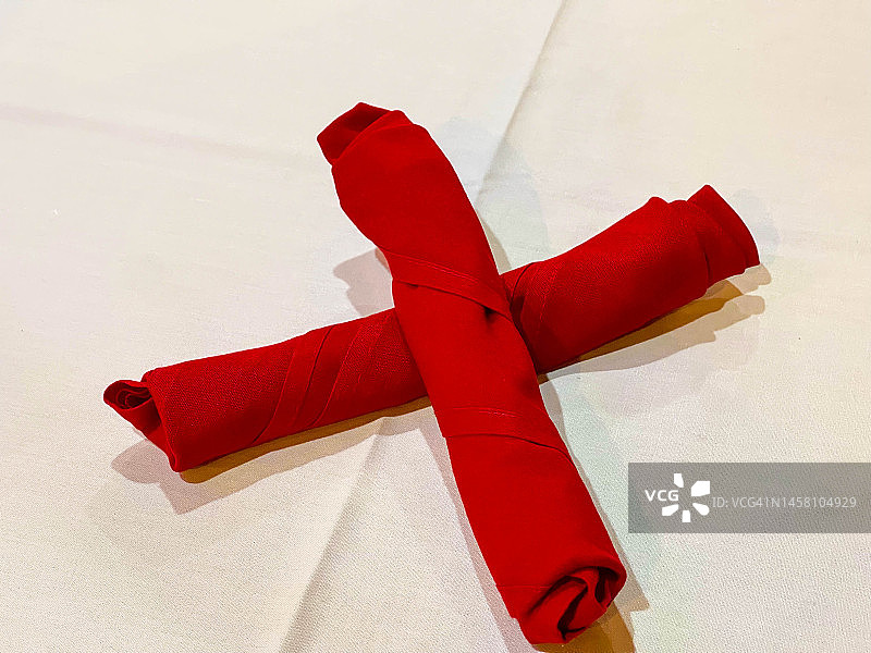 餐桌上X形卷起的布餐巾图片素材