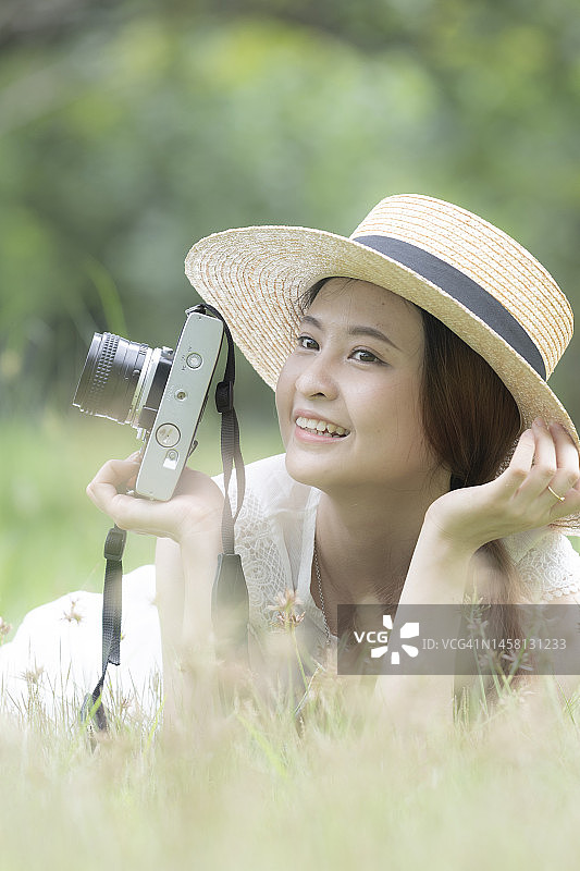 在公园里放松的美丽女子肖像图片素材