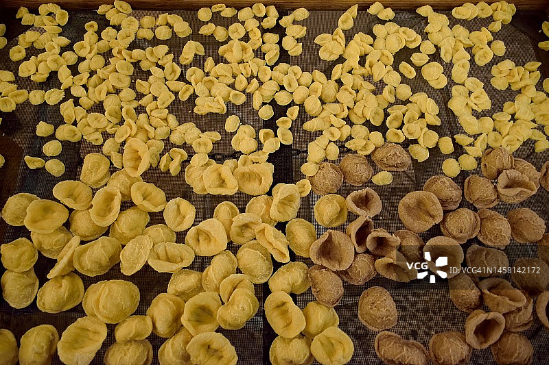 夜晚的奥雷基耶特面之路图片素材