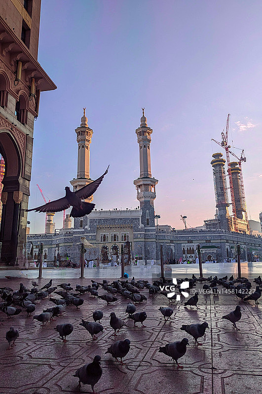 麦加禁寺的尖塔，朝觐者在禁寺内绕天房游转，身穿戒衣的朝觐者在沙特阿拉伯麦加进行朝觐和副朝图片素材