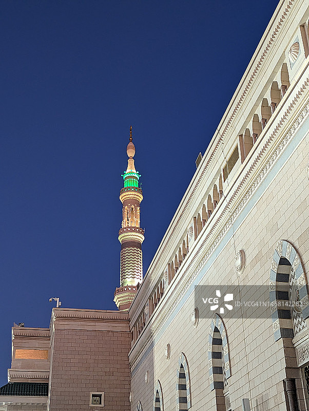 麦地那先知清真寺夜景：绿色穹顶与奥斯曼土耳其风格的宣礼塔图片素材