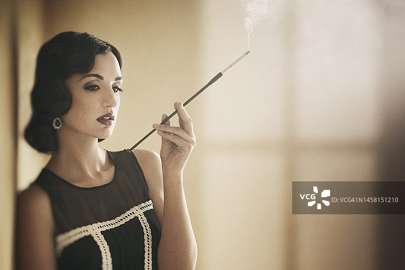 吸烟的复古风格女人图片素材