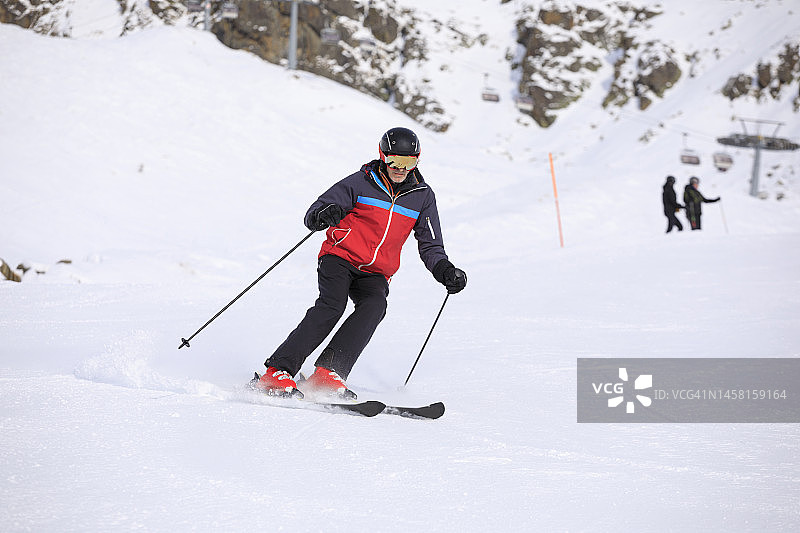 滑雪者在滑雪胜地享受滑雪乐趣。高速滑雪。高山白雪皑皑的风景。欧洲阿尔卑斯山图片素材