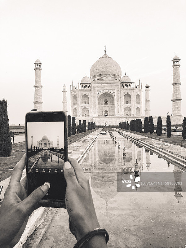 第一人称视角：人手拍摄泰姬陵图片素材