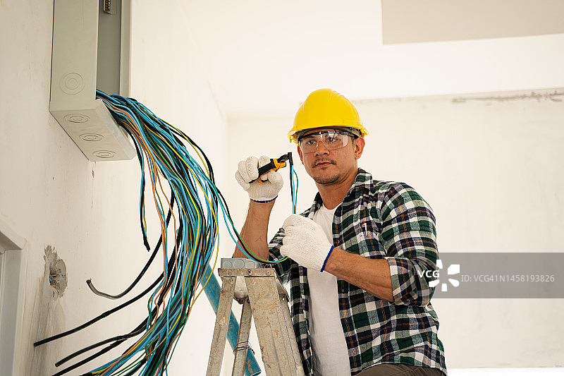 电工准备在在建房屋中安装电线图片素材