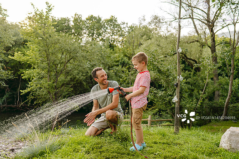 一起浇草坪图片素材