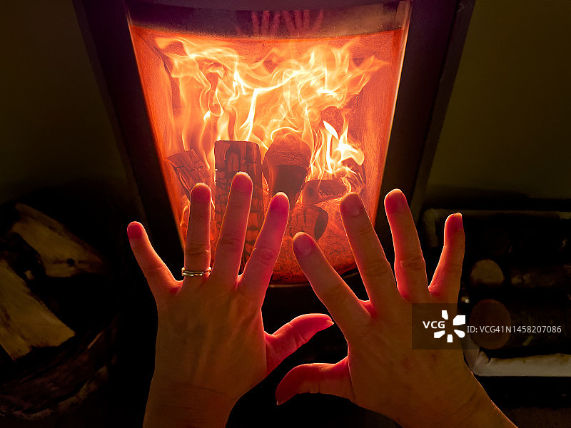 在火前暖手图片素材
