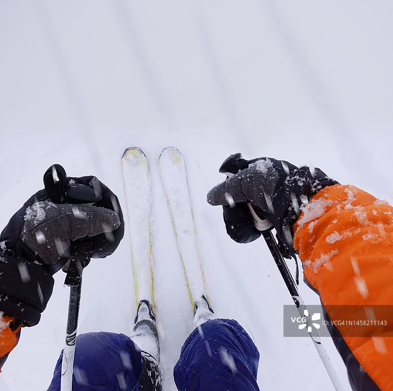 向下看着滑雪板的滑雪者图片素材