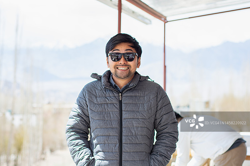 微笑的亚洲旅行者男人肖像图片素材