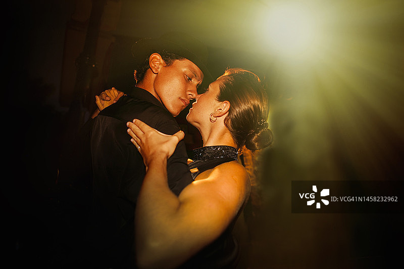 阿根廷情侣跳探戈图片素材