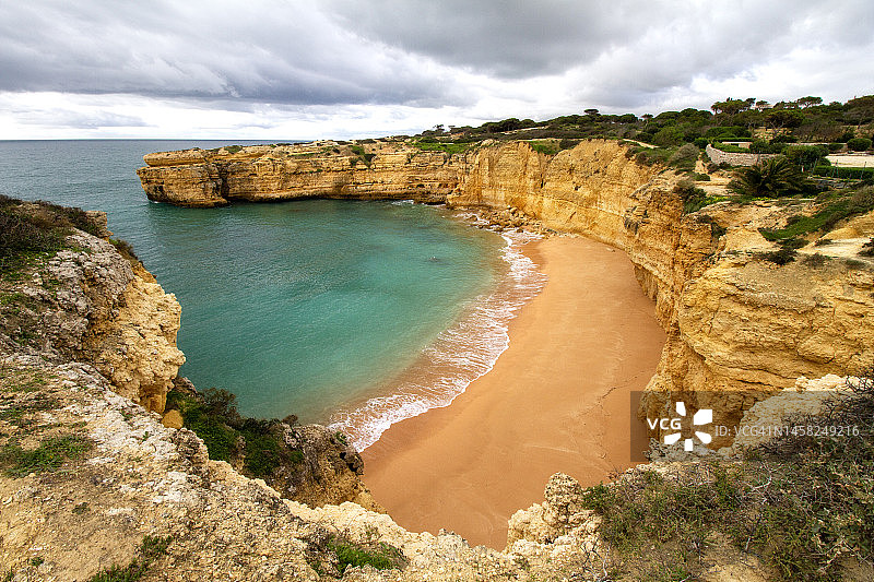 葡萄牙阿尔加维海岸的沙滩和悬崖图片素材
