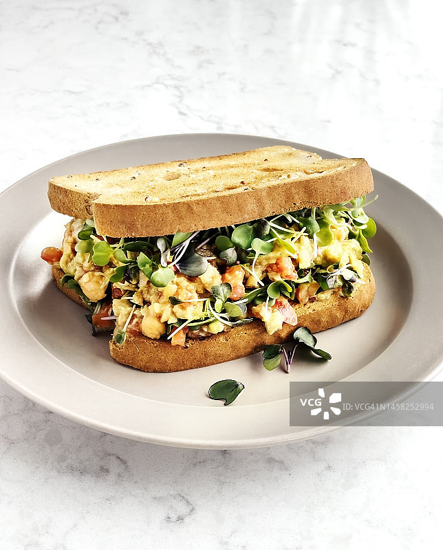 白色背景餐盘中的素食三明治图片素材