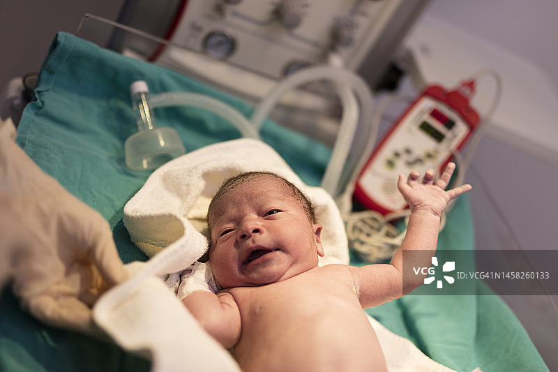 医院手术室里的新生婴儿图片素材