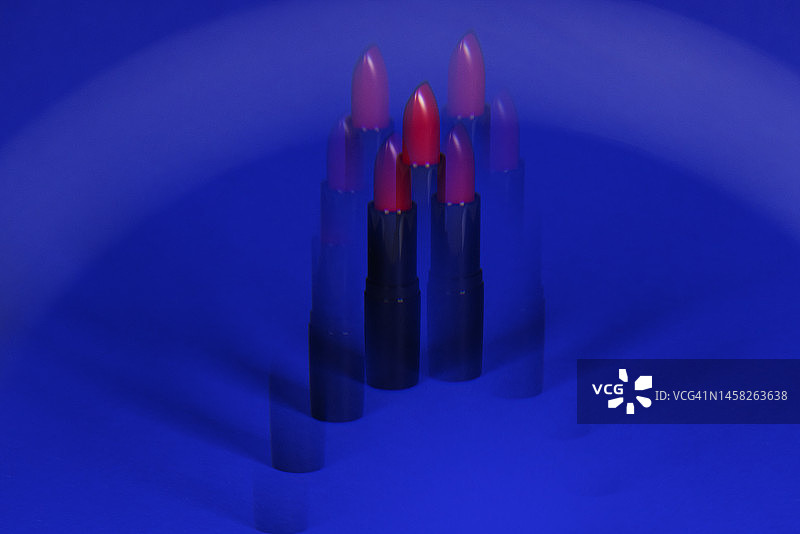 蓝色背景上的红色口红图片素材