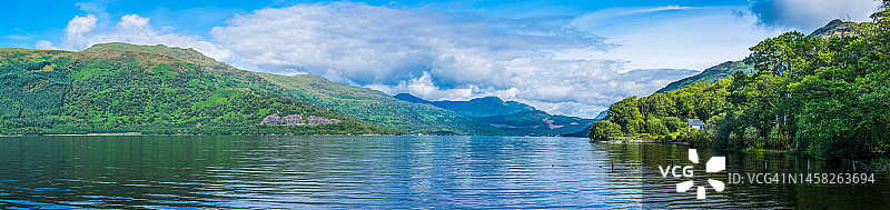 罗蒙湖特罗萨克斯高地如画般的湖岸山脉全景，苏格兰图片素材