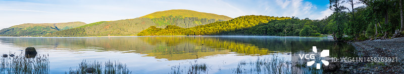 苏格兰高地罗蒙湖岸边的山间湖泊薄雾全景图片素材