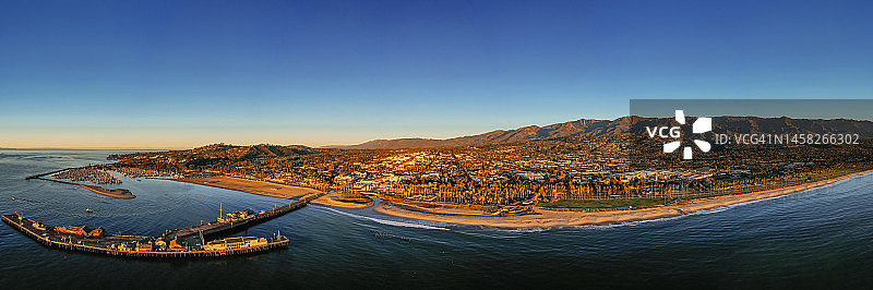 2022年12月13日美国加州圣巴巴拉海滨全景航拍图片素材