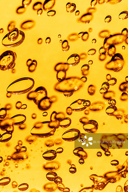 气泡碳酸水凝胶，透明黄色面部保湿精华，彩妆护肤美妆竖版图案图片素材