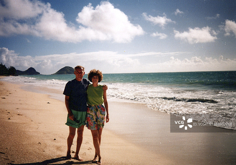 1989年夏威夷海滩上的蜜月情侣图片素材