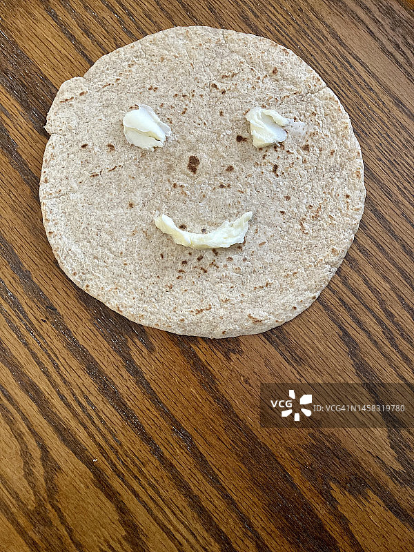 玉米饼微笑：快乐美食图片素材