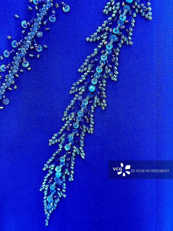 缎纹织物上的华丽珠饰图片素材