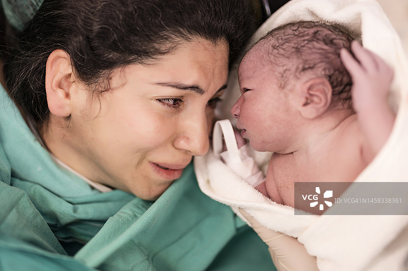 母亲和她刚出生的宝宝在手术室里图片素材
