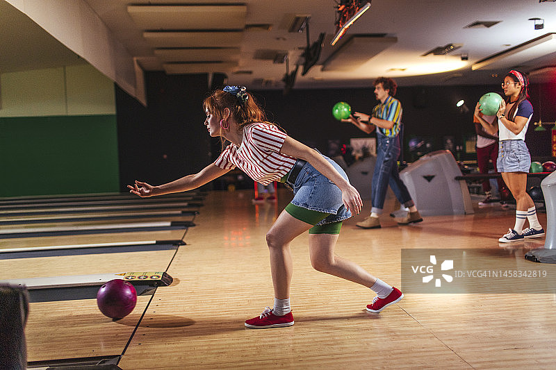 朋友们在俱乐部打保龄球图片素材