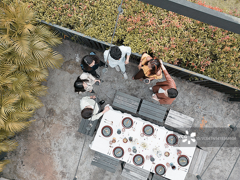 仰视图：华人朋友户外聚餐图片素材