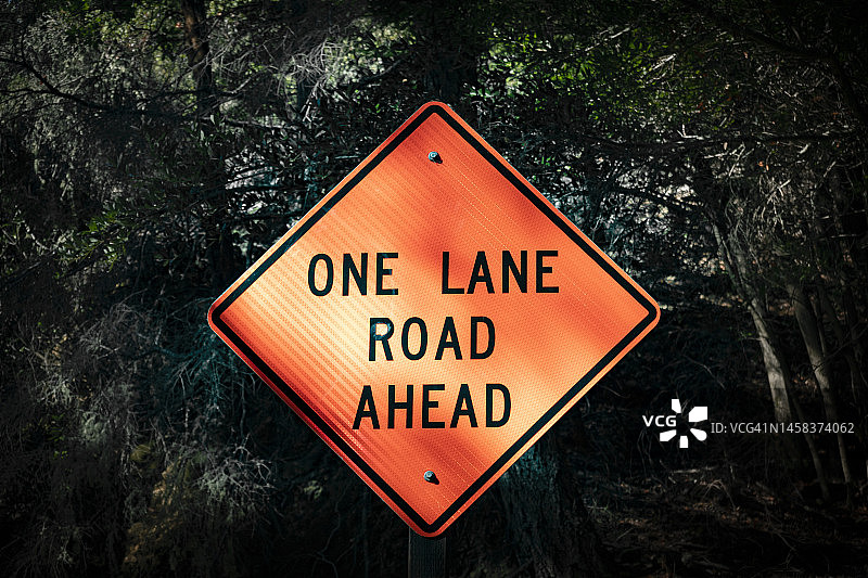 “前方单行道”标志图片素材