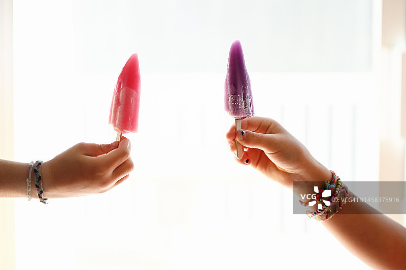 女孩的手拿着冰棒图片素材