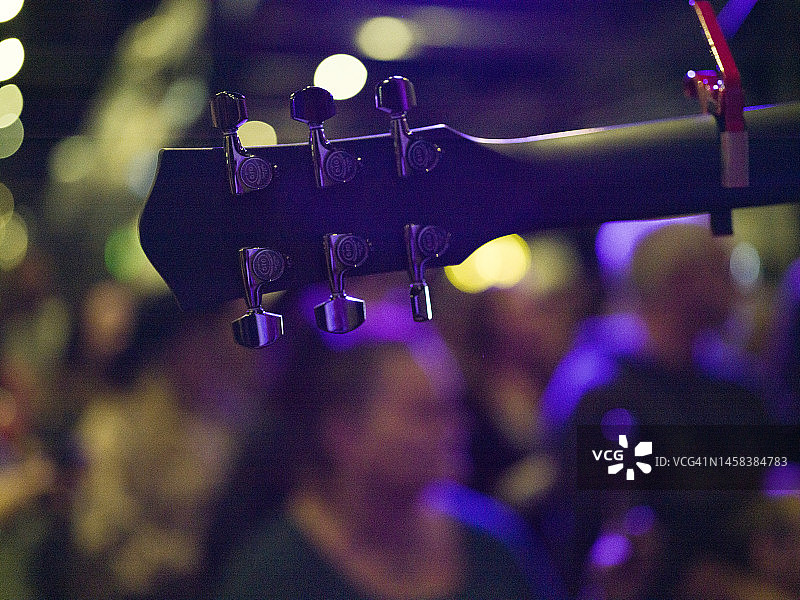 聚焦人群上方的吉他琴颈图片素材