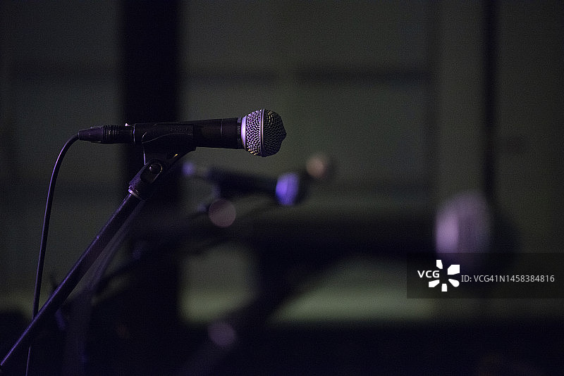 音乐会舞台上的麦克风图片素材