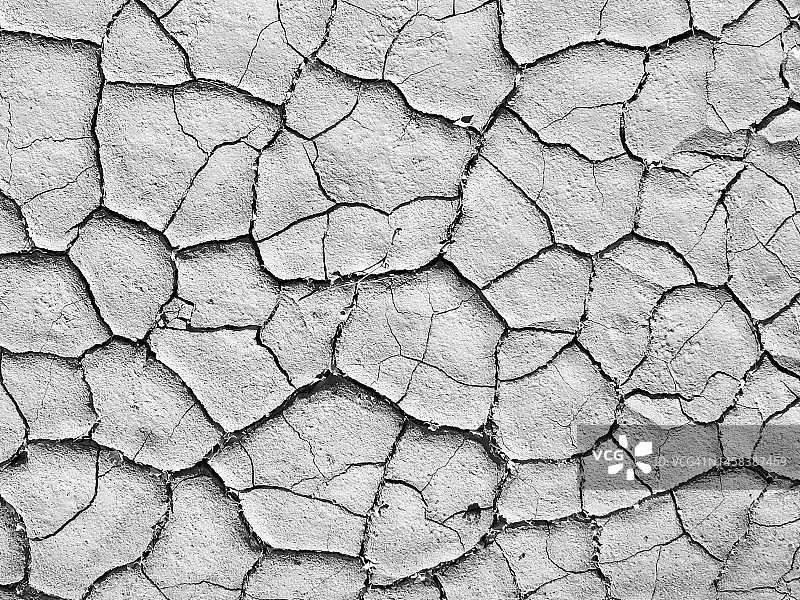 巴黎夏季公园里泥泞而龟裂的地面图片素材