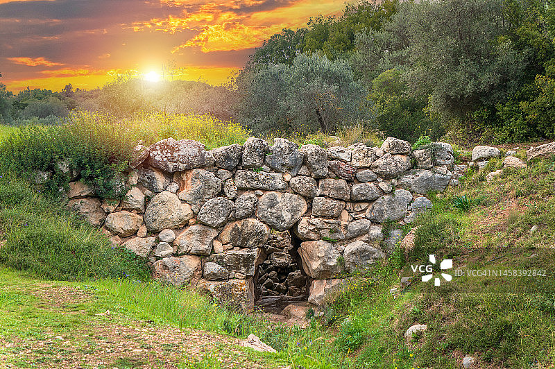 希腊阿尔卡迪科附近迈锡尼桥的日落（欧洲最古老的桥梁）图片素材