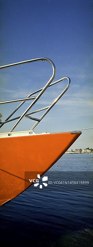 红色帆船上的蝴蝶结图片素材