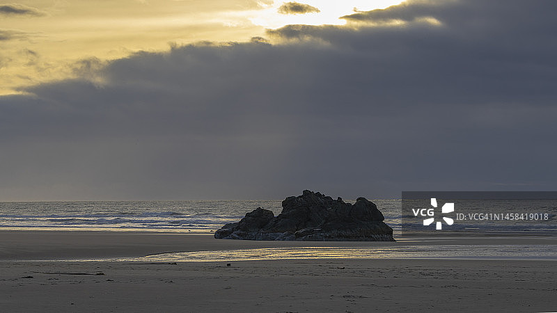 班登魔鬼厨房海滩日落图片素材