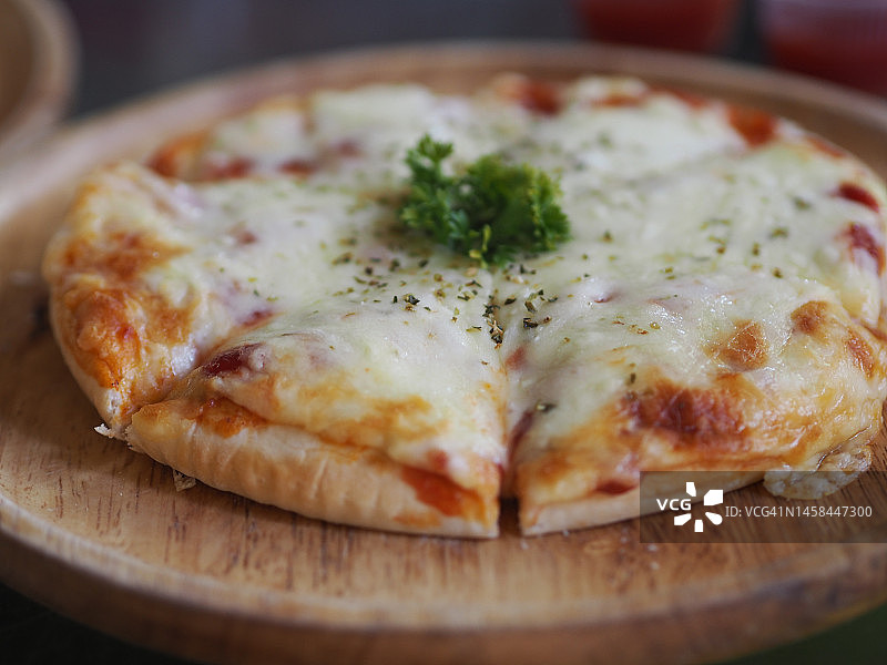 夏威夷火腿培根菠萝披萨图片素材