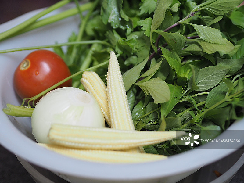 小玉米、洋葱、番茄、罗勒绿叶图片素材