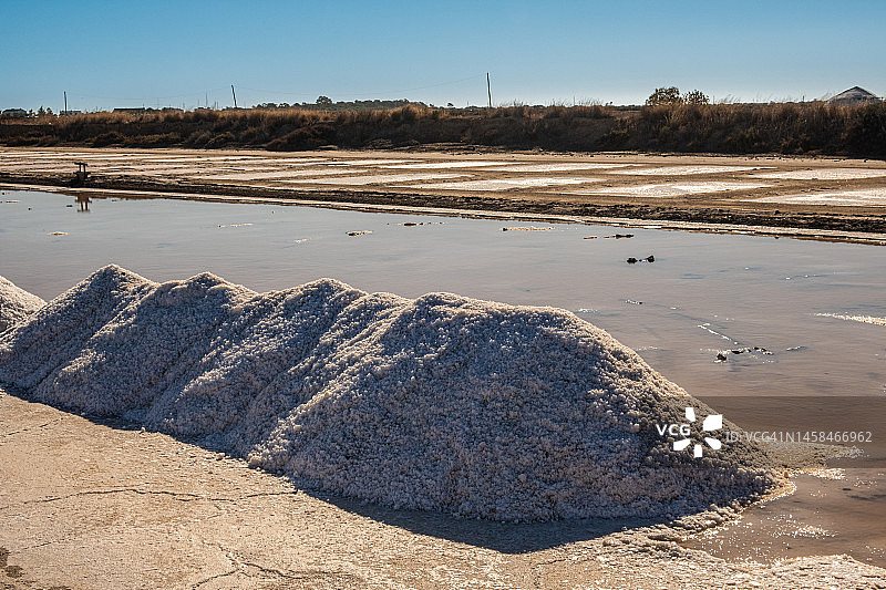 葡萄牙阿尔加维塔维拉附近的盐田图片素材