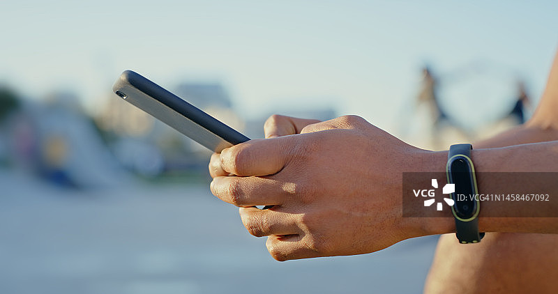 男子用手机搜索社交媒体信息图片素材