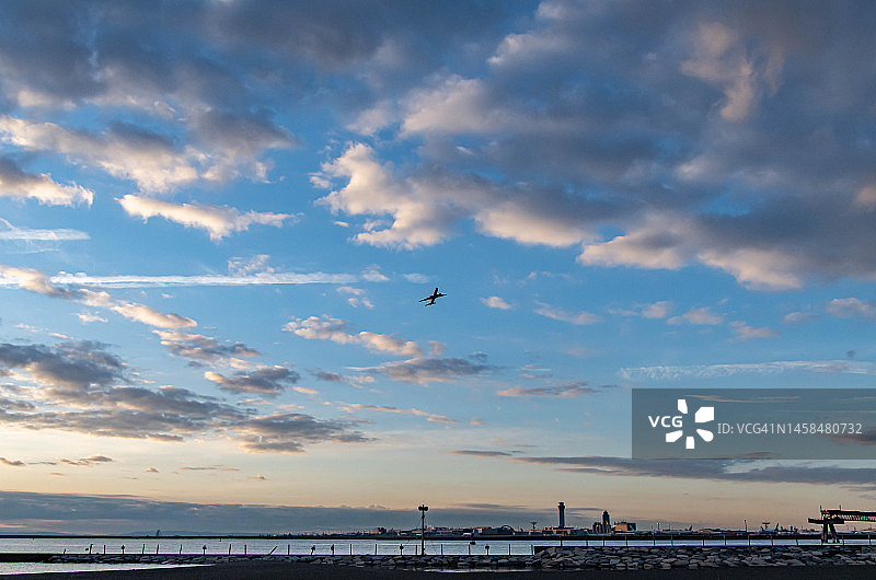 飞越东京海滩的飞机图片素材