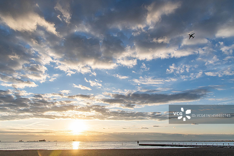 飞越东京海滩的飞机图片素材