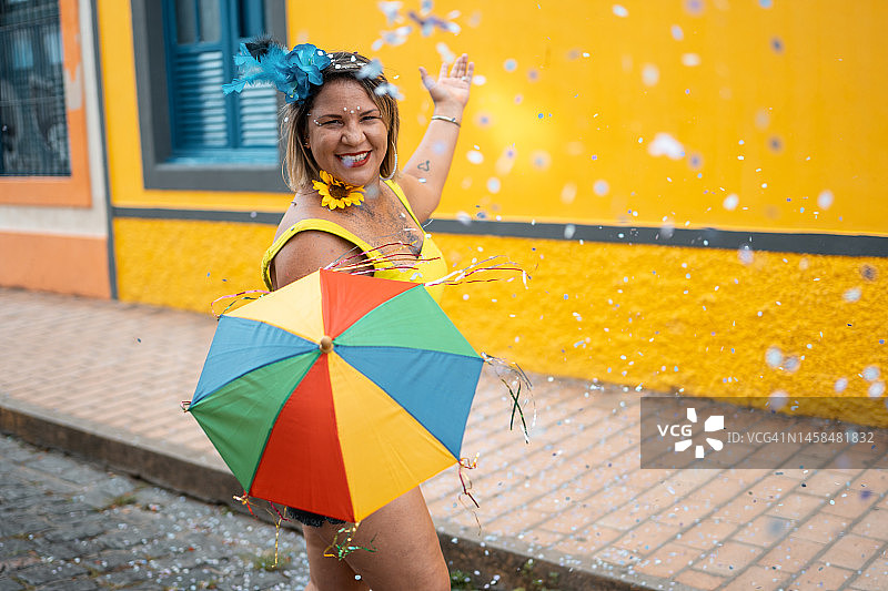 人们享受巴西狂欢节图片素材