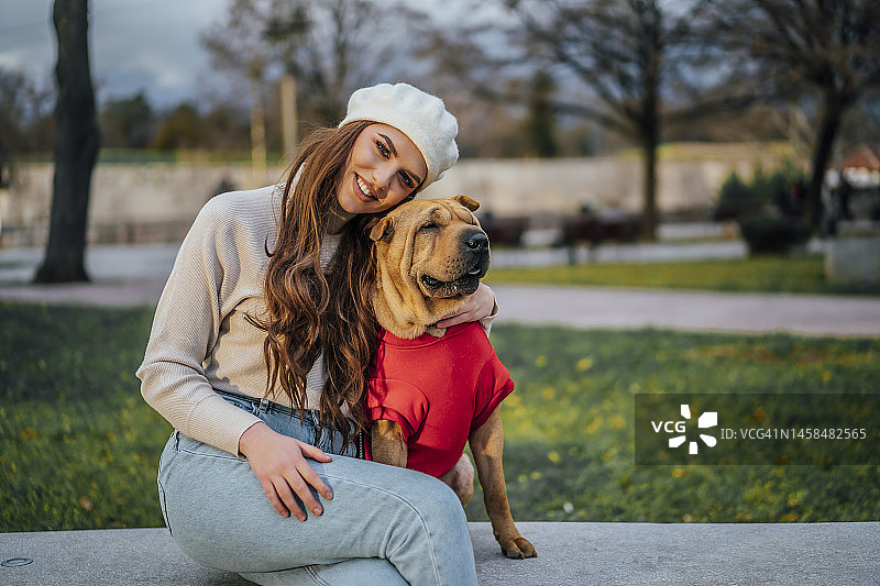 在城市里与狗狗共度一天图片素材