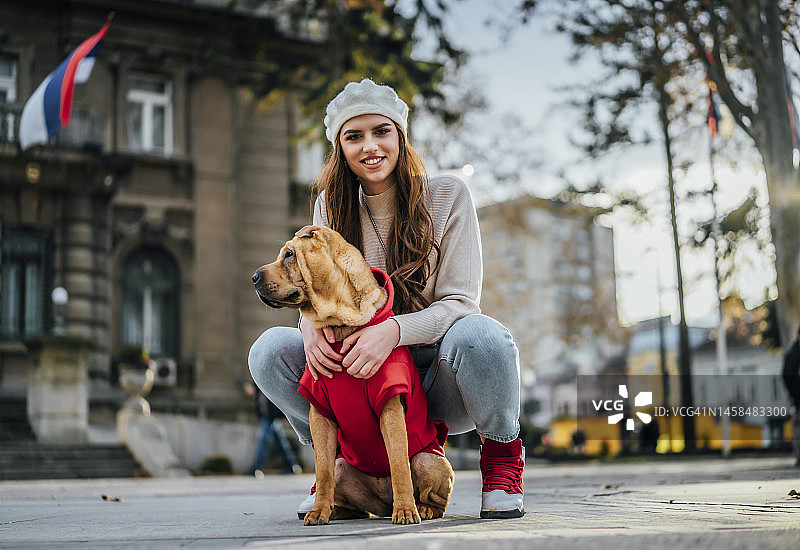 在城市里与狗狗共度一天图片素材