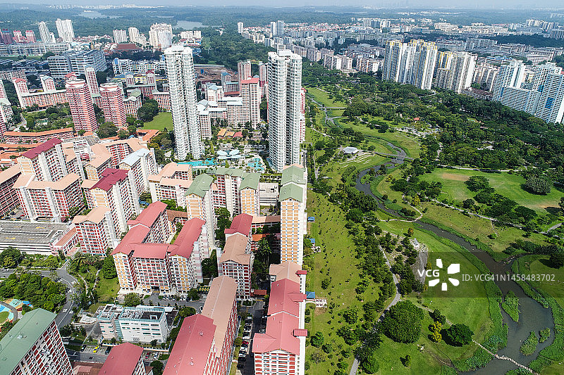 公园旁的住宅楼高空航拍图片素材