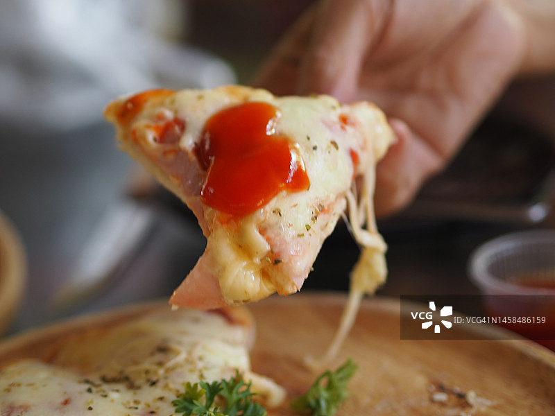 夏威夷火腿培根菠萝披萨图片素材